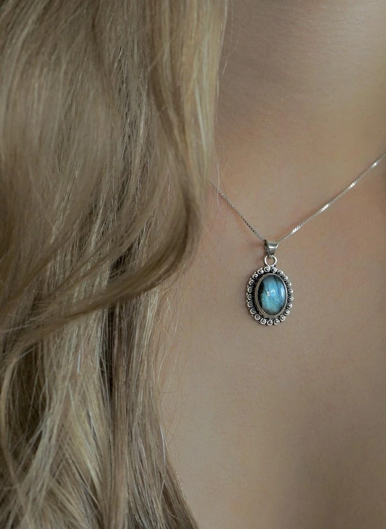 Handgemaakte zilveren en edelsteen sieraden van Leelavadee Jewelry